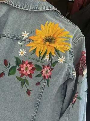 Handbeschilderd jeansjack met bloemen, uniek voor bruiloft